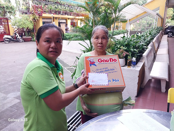 CHÙA PH XÁ LỢI TẶNG QUÀ CHO BÀ CON NGHÈO